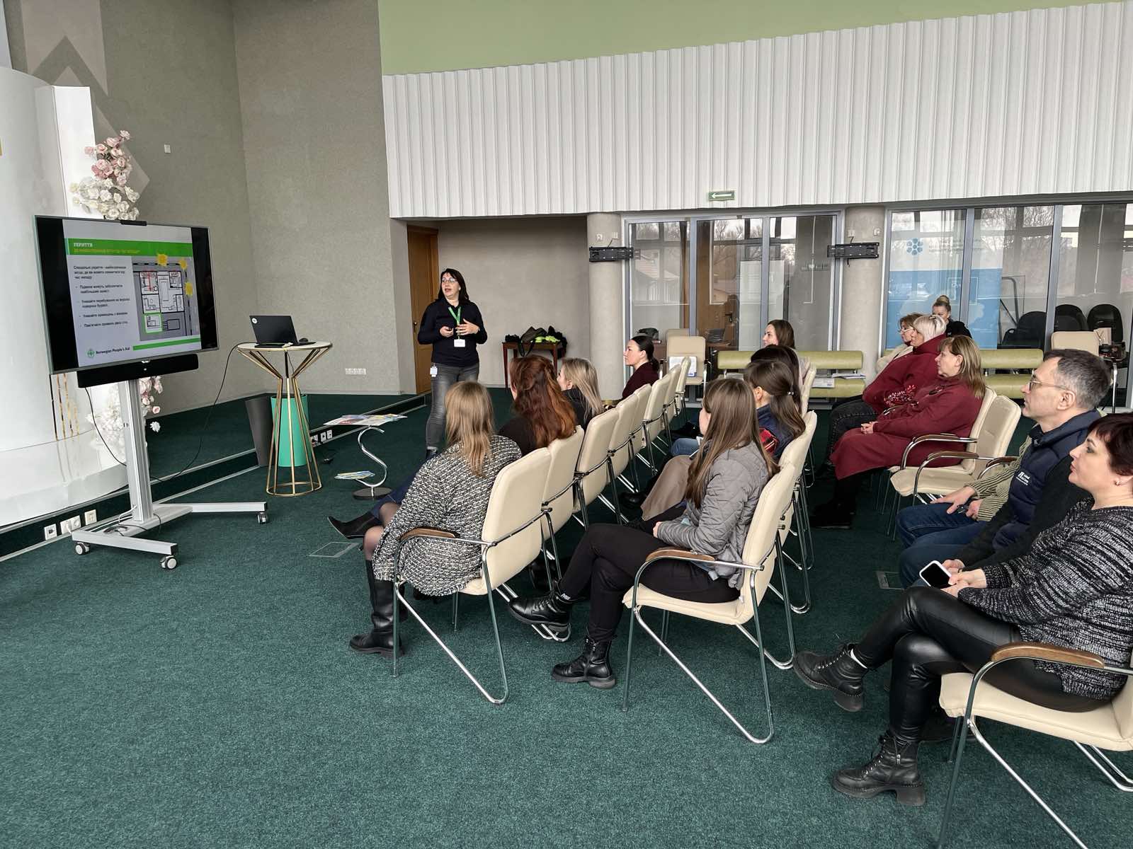 Цнапівці беруть участь у тренінгу, слухаючи тренера