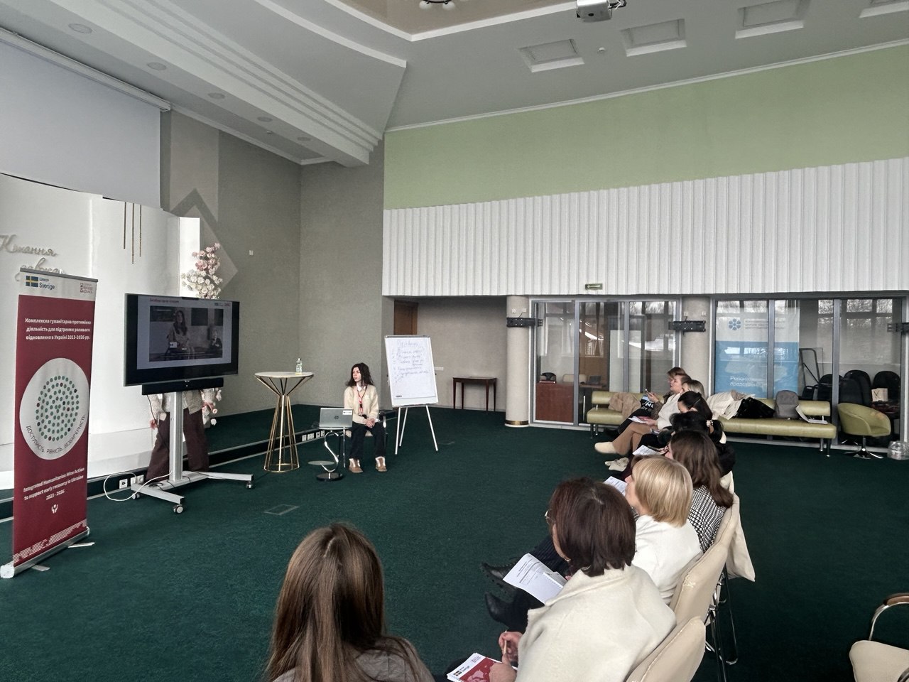 Тренер веде тренінг