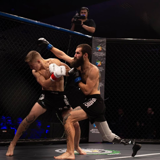 Роман Колесник боксує на рингу