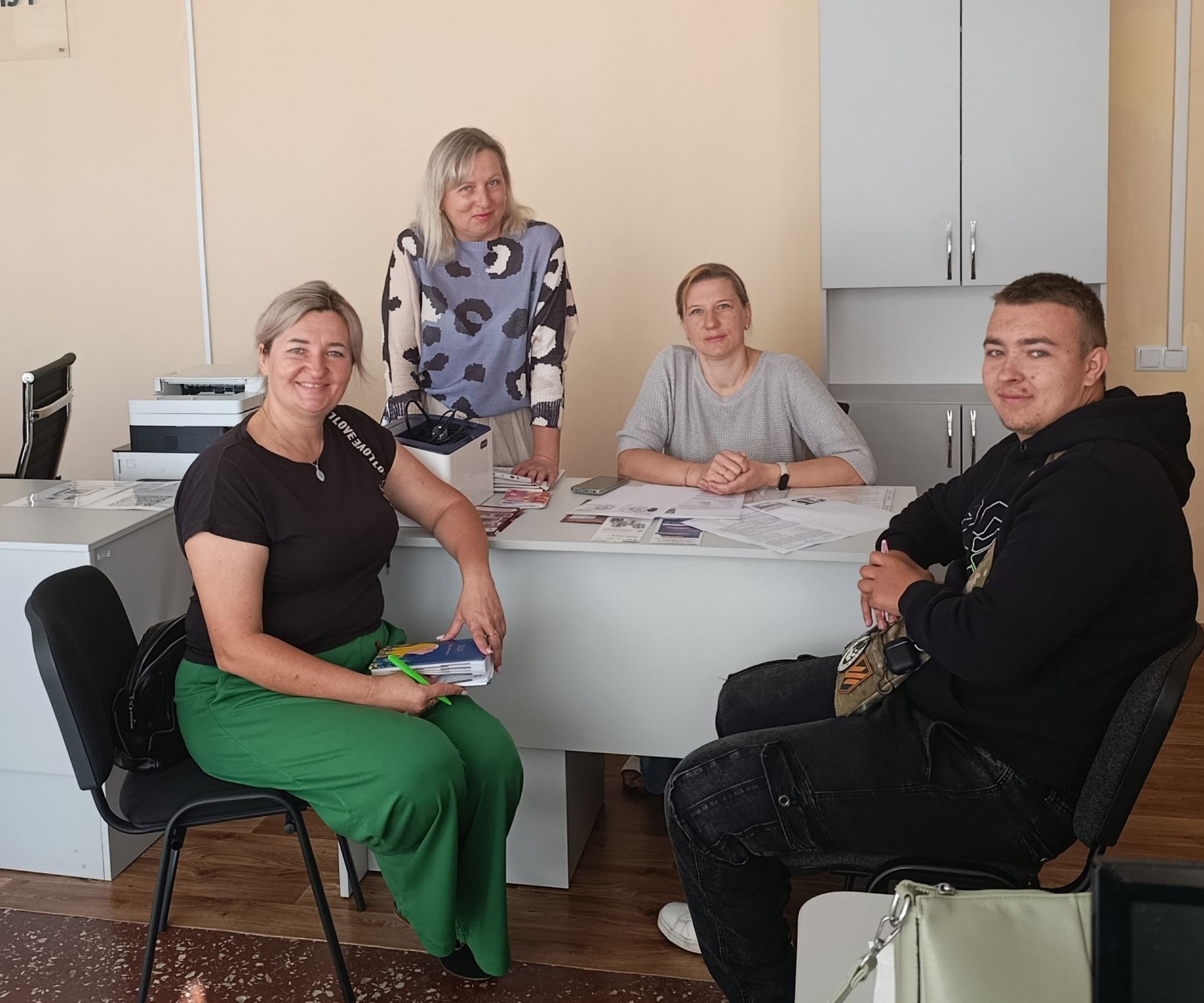 Ветеран Максим Ніколайчук разом із фахівчинею супроводу ветеранів війни Юлією Ілляш в Центрі зайнятості