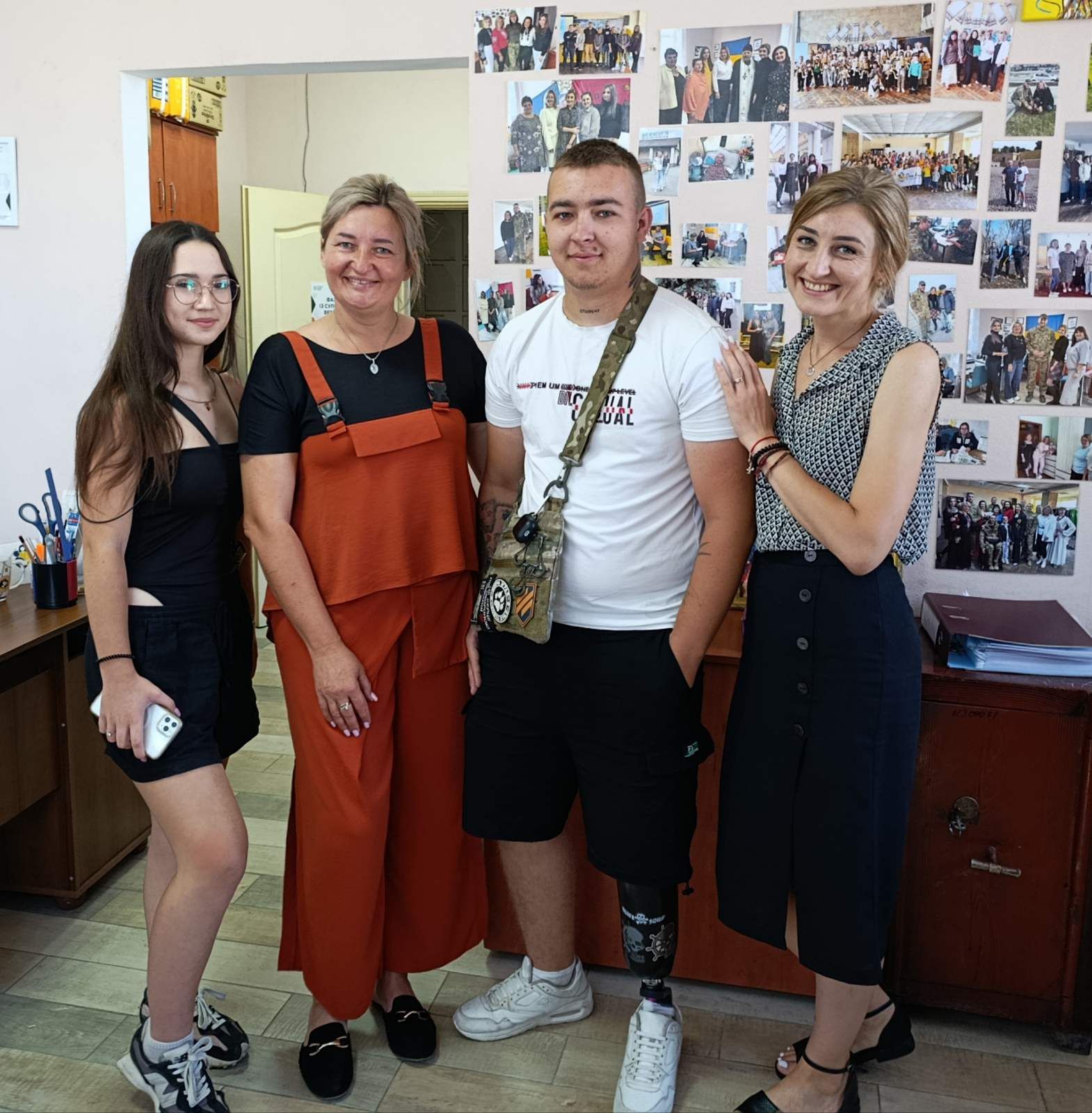 Зліва направо: Надія, дівчина Максима, фахівчиня із супроводу ветеранів війни та демобілізованих осіб Ілляш Юлія, ветеран Максим Ніколайчук і керівниця Баришівського центру підтримки ветеранів війни, Аліна Басенко