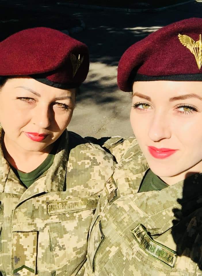 Лариса Глинчак (ліворуч) вступила до лав ЗСУ вслід за своєю донькою Ангеліною (праворуч)