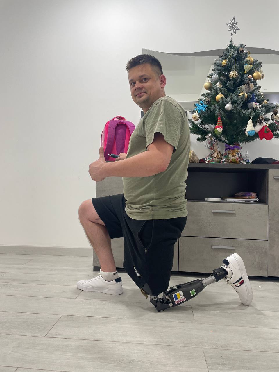 ветеран Дмитро Романчук випробовує свій електронний протез