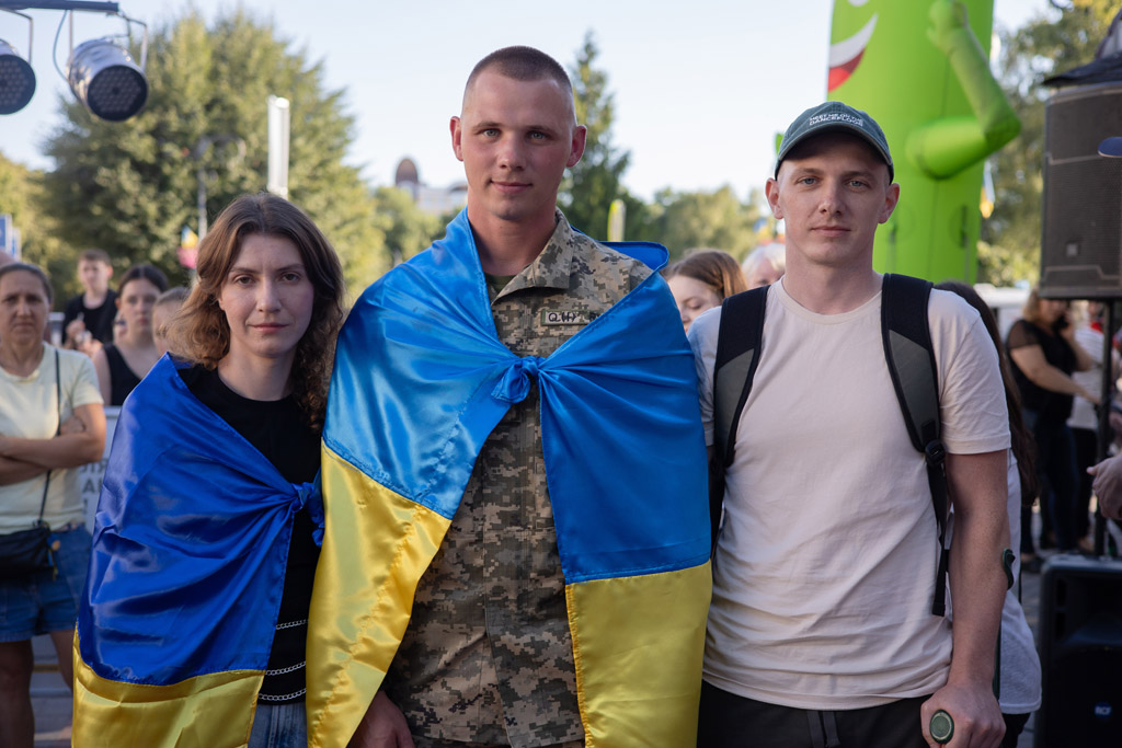 Фахівчиня супроводу ветеранів із Кам’янець-Подільської територіальної громади Вікторія Невідомська з ветеранами: звільненим з полону Дмитром Пазіним та Богданом Антоховим