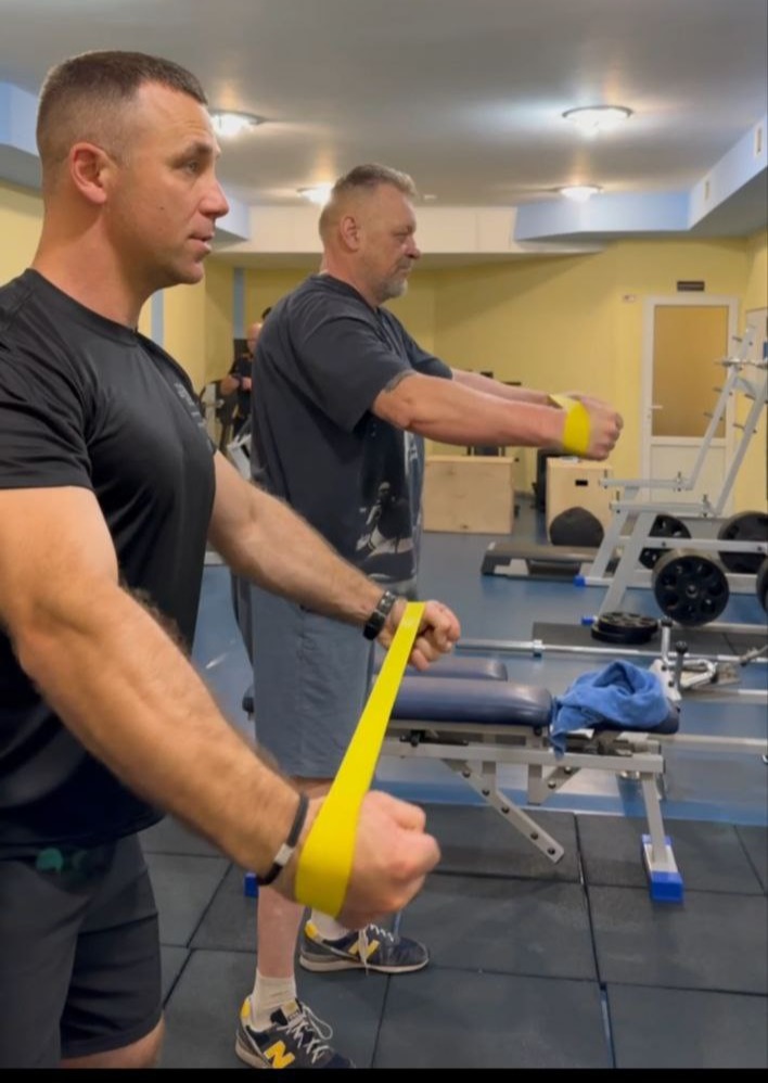 Максим Долженко проводить заняття для ветеранів та ветеранок у навчально-науковому центрі фізичної і медичної реабілітації Черкаського національного університету ім. Богдана Хмельницького