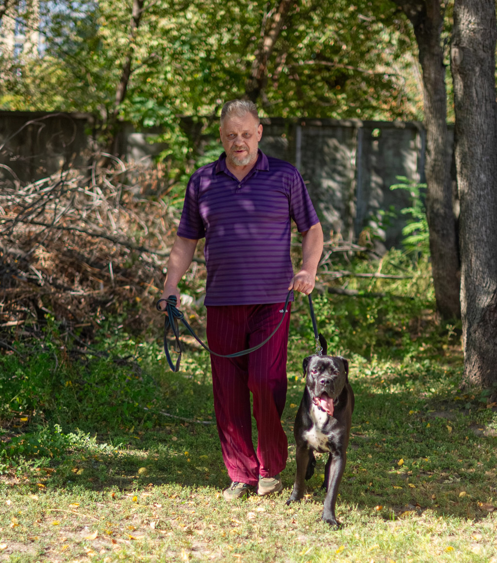 Ветеран Володимир Вірьовкін та його пес Оскар на прогулянці