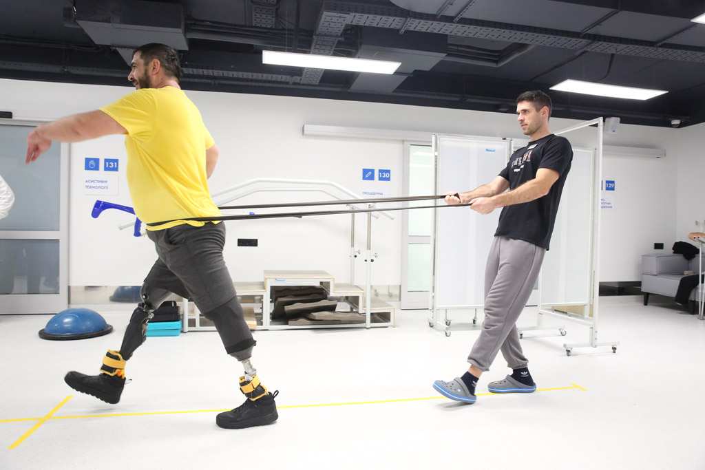 Віталій Марченко, провідний фізичний терапевт медичного центру Superhumans та ветеран Петро Буряк