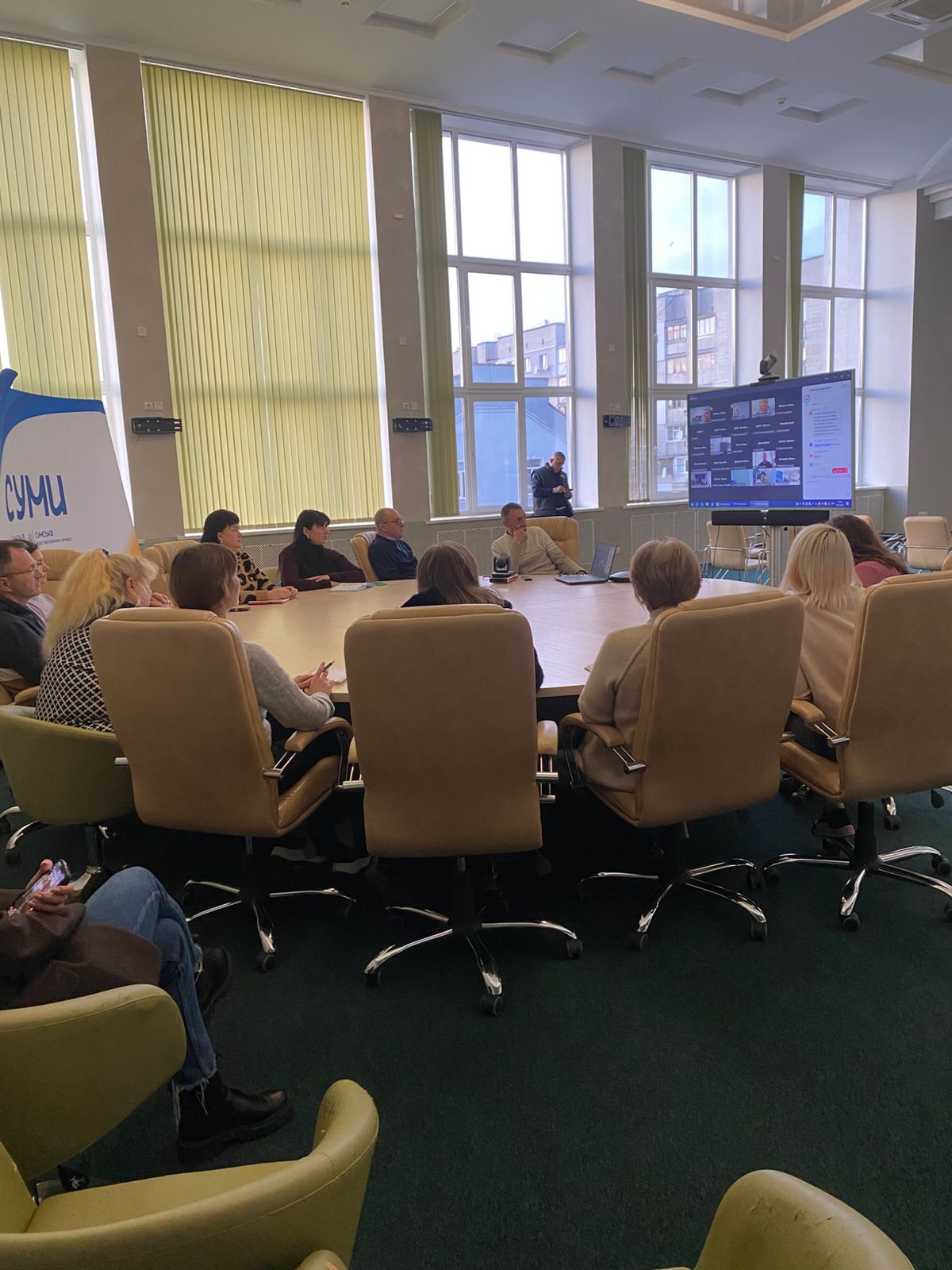 Працівники ЦНАП за круглим столом беруть участь у навчаннях